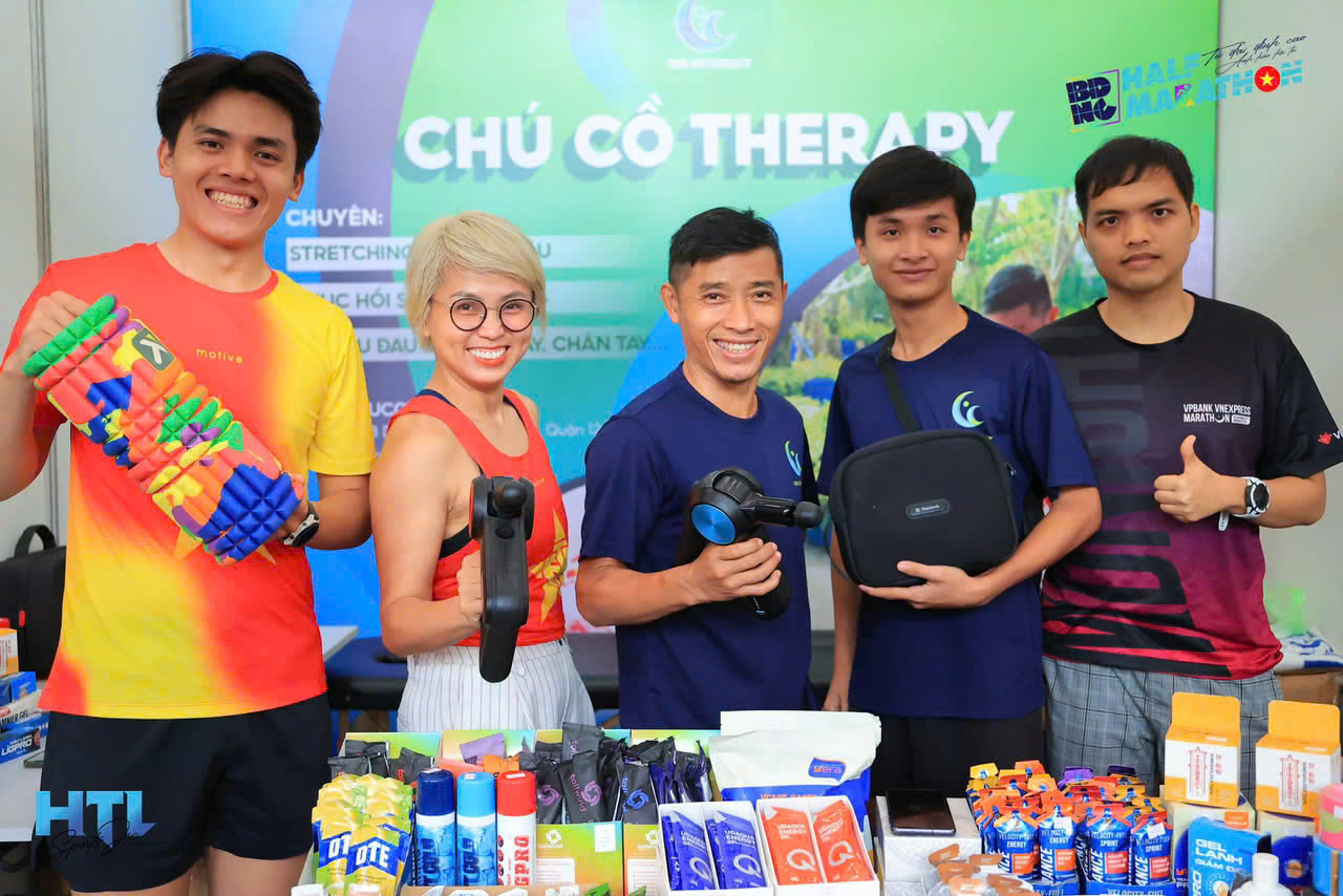 Đội ngũ CHUCO.VN tại triển lãm với các sản phẩm phục hồi