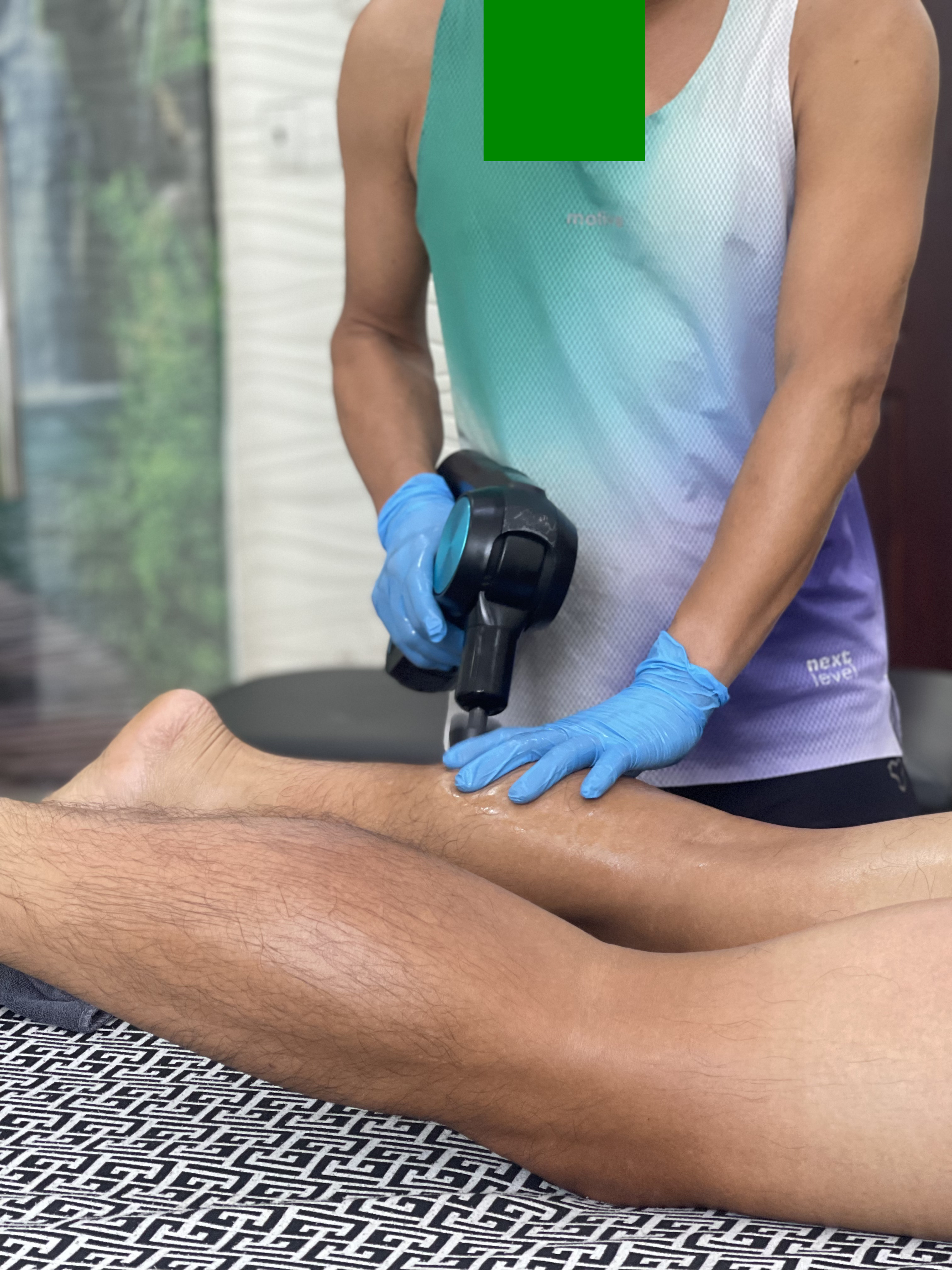 Trị liệu bằng máy massage gun